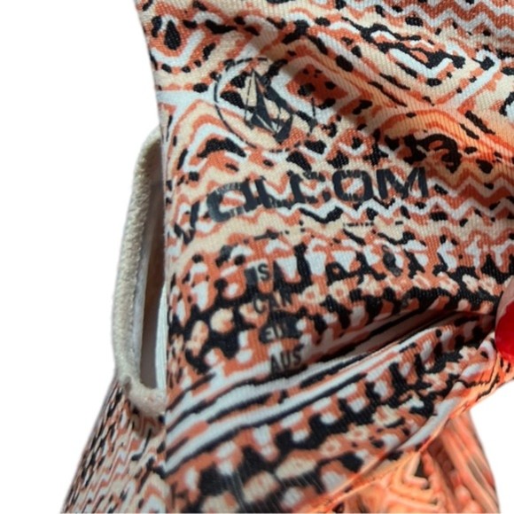 2 Bikini Tops Bundle Small Victoria’s Secret Pink Paisley Padded Halter Volcom - Picture 7 of 7